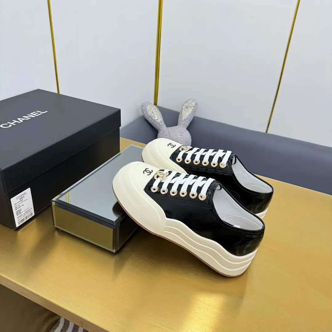 👟👟Ex-factory price 600👟👟 Top version, original quality! ! ! Chanel Chanel - 2025 biscuit shoes, the top casual sports shoes in the counter, this classic design; the upper is electro-embroidered with a variety of craftsmanship; the outsole is fashionable and sporty; the extraordinary inclusion of a variety of color elements... The diversified mix and match is very good-looking and versatile, casual, fashionable, sports, and outdoor can be taken into account... ꫛꫀꪝ Go➫ Material: ❶Upper: Original first-layer cowhide ❷Inner: Sheepskin ❸Outsole is based on: original TPU combination outsole, full set of boutique packaging for women 35–41 👉
